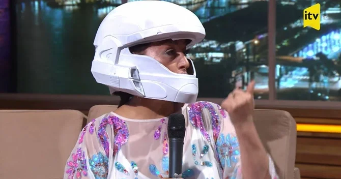 Əməkdar artist efirə kaska ilə çıxdı