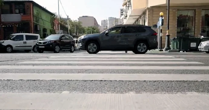 Metro yaxınlığında piyadalar üçün təhlükə Yolu keçmək müşkülə çevrilib VİDEO