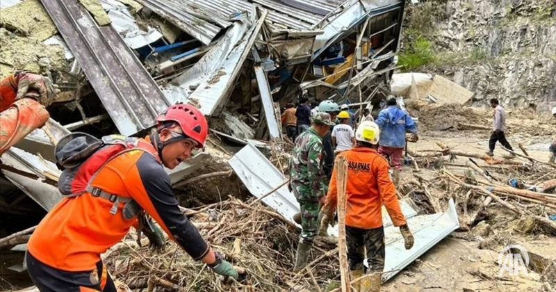 İndoneziyada İNSAN TƏLƏFATI: 303 nəfər ölüb, bölgə ilə əlaqə kəsilib VİDEO