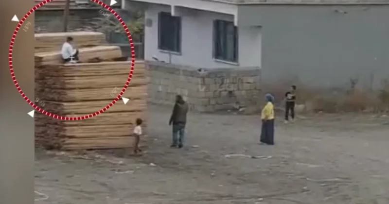 Kayseridə bir ailə evinin önündən keçənləri daşa basır