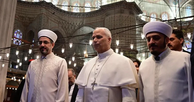 Bura sizin eviniz deyil Papa İstanbulda məscidi gəzdi