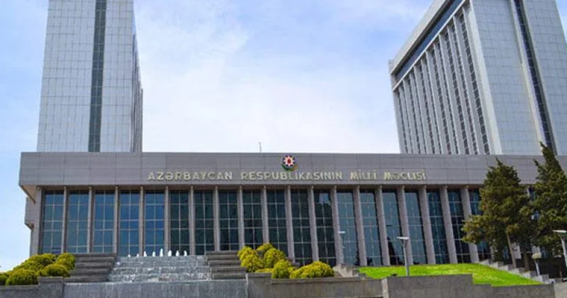 Milli Məclisin eks mətbuat katibi televeriliş aparır