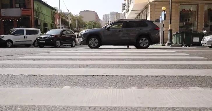Нерегулируемый пешеходный переход в Баку превратился в зону риска: проблема требует решения