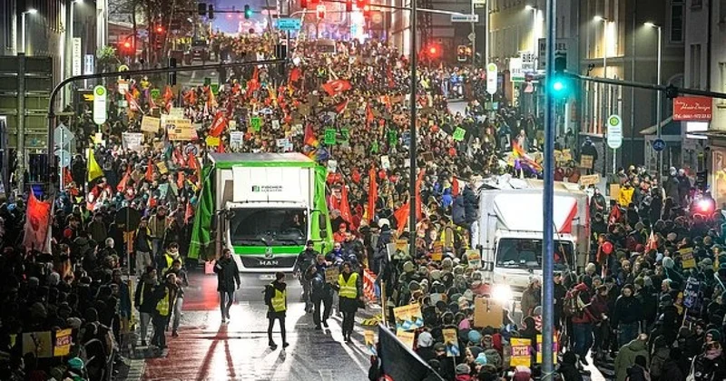 В Германии митинг против оппозиции перерос в столкновения с полицией видео