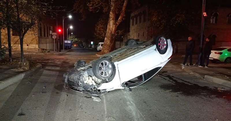 “Hundai“ ağaca çırpılaraq aşıb