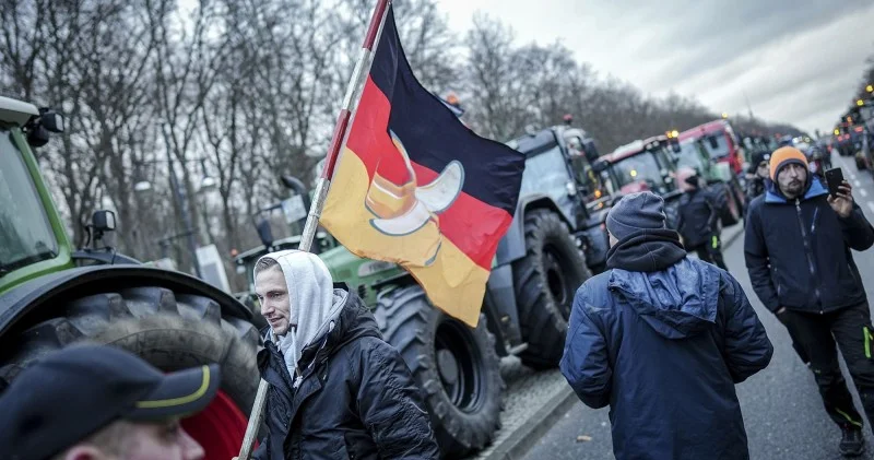 Almaniyada etiraz aksiyaları 10 nəfər yaralandı