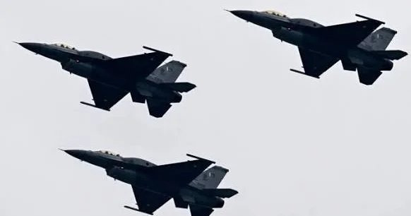 Polşa qırıcı təyyarələrini havaya qaldırdı