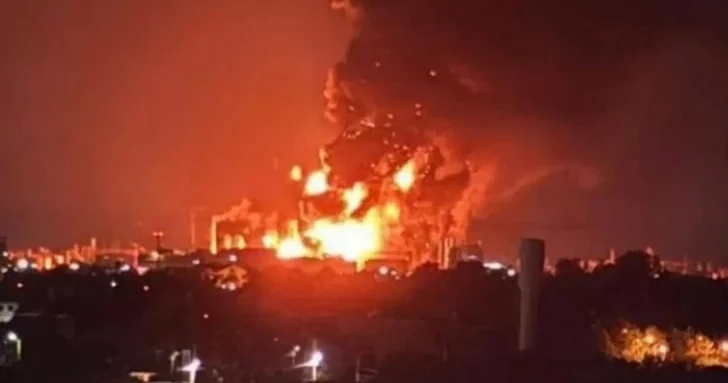В Краснодарском крае РФ из за атаки дронов загорелся НПЗ