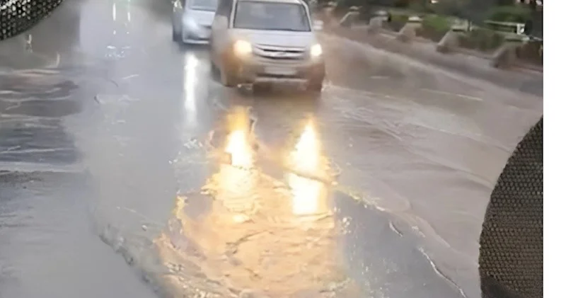 Xocalı prospektini su basıb, hərəkət çətinləşib