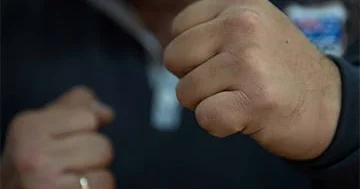 Vurub merin burnunu sındırıb...