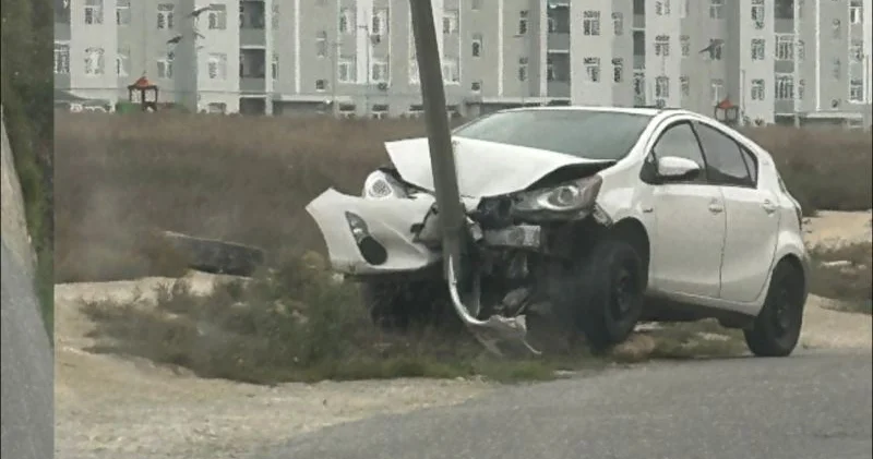 Bakıda avtomobil işıq dirəyinə çırpıldı VİDEO