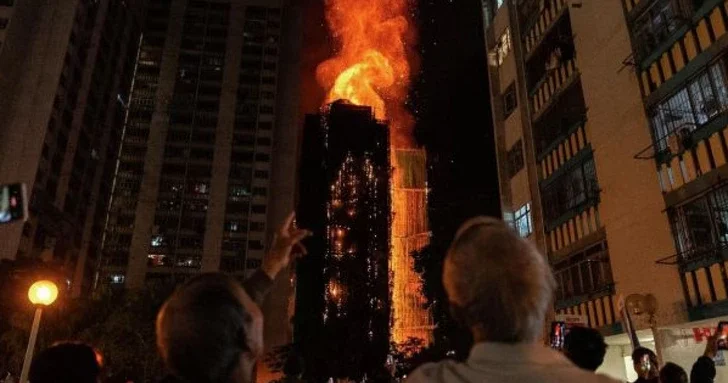 Расследование пожара в высотке Гонконга: задержаны 11 человек