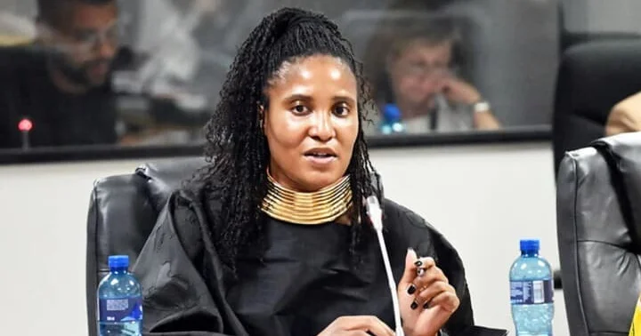 Keçmiş prezidentin deputat qızı istefa verib