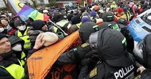 В Германии во время протестов против съезда АдГ пострадали до 15 полицейских ВИДЕО