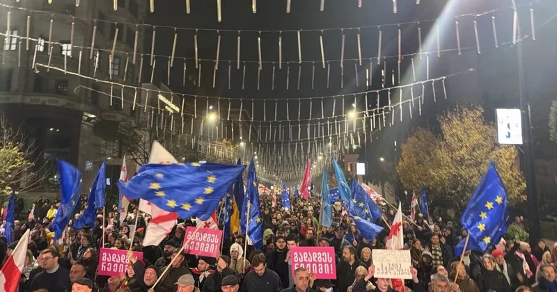 В Тбилиси устроили масштабное шествие в годовщину протестов