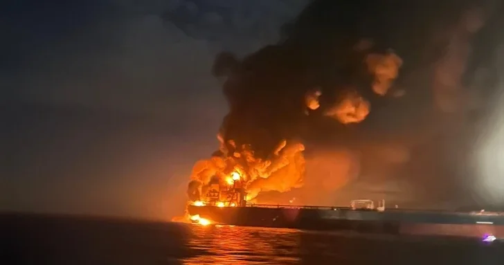 Экипаж загоревшегося в Черном море танкера не покидал судно