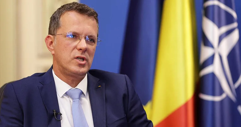 Министр обороны Румынии ушёл в отставку из за скандала с его образованием Minval Politika