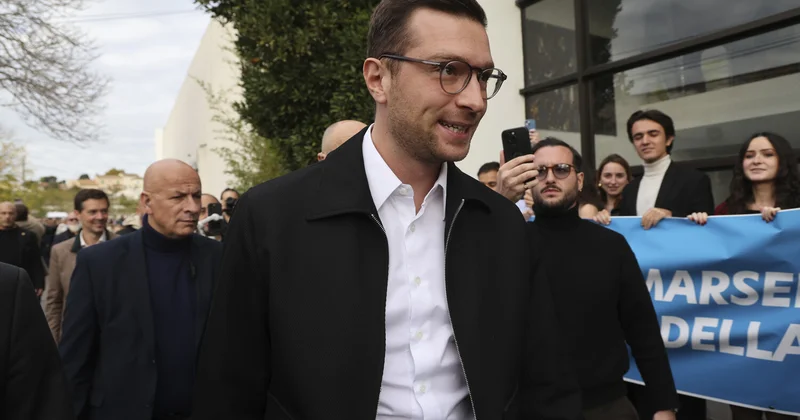 Во Франции пенсионер разбил яйцо о голову лидера правой партии