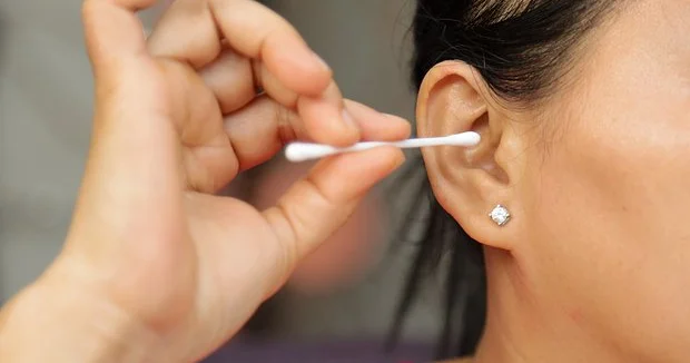 Pambıq çubuqlarla qulaq təmizləmək karlığa səbəb ola bilər