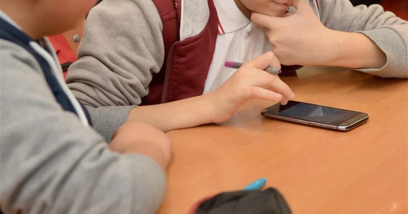 Fransa litseylərində mobil telefonlar qadağan edilə bilər