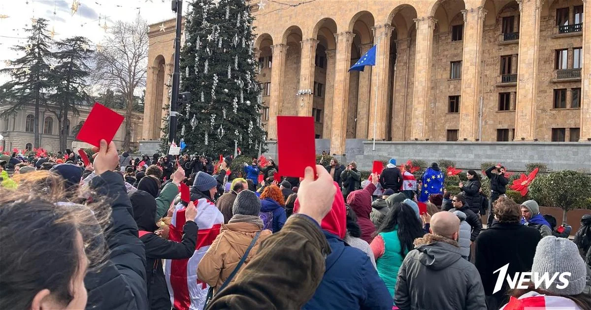 Митингующие в Грузии переместились от президентского дворца к зданию парламента ФОТО Новости