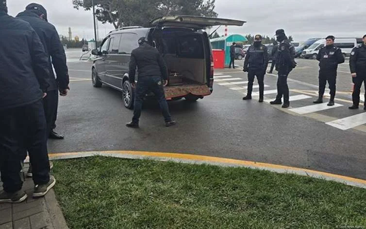 Həlak olan ekipaj üzvlərinin cənazələri aeroporta gətirildi VİDEO