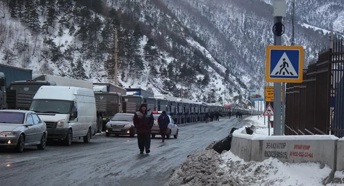 Около полторы тысячи большегрузов застряли на Ларсе