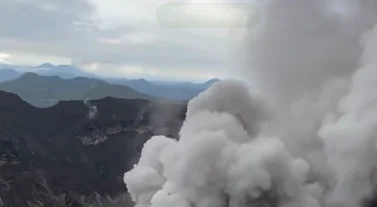 Вид с вершины вулкана Дуконо в Индонезии ВИДЕО