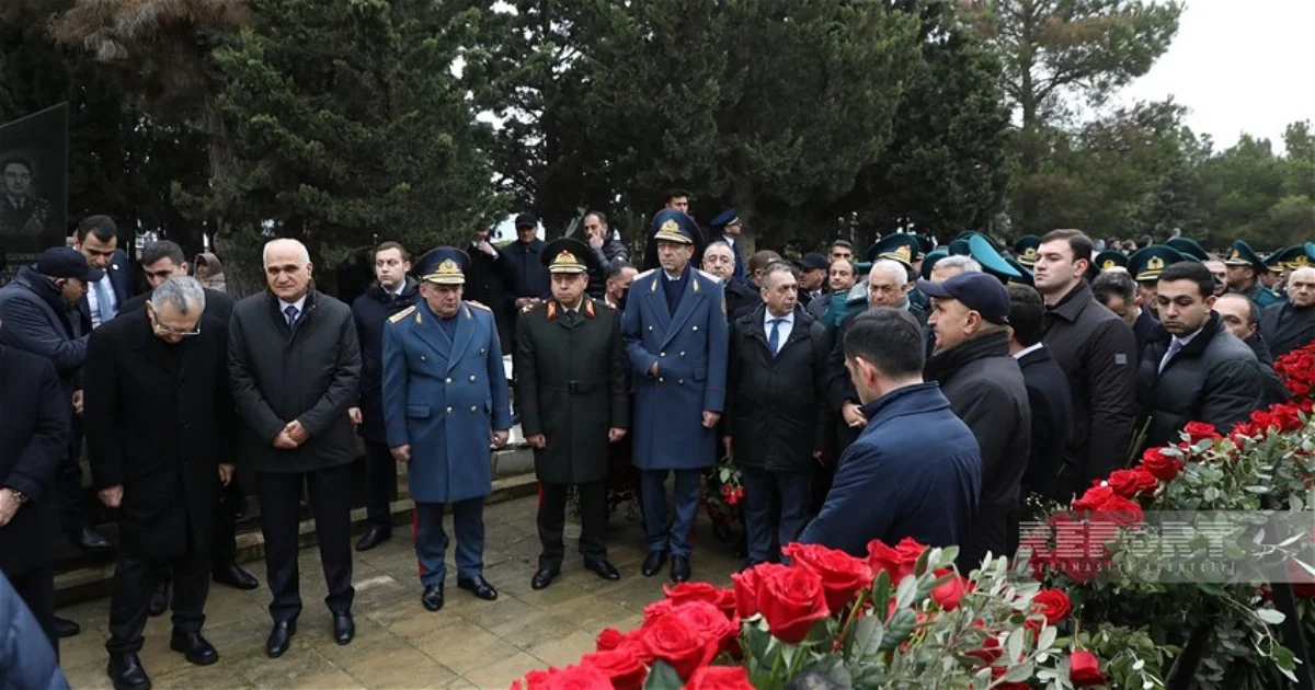 Во Второй Аллее почетного захоронения началась церемония похорон членов экипажа самолета AZAL ФОТО ВИДЕО ОБНОВЛЕНО Новости