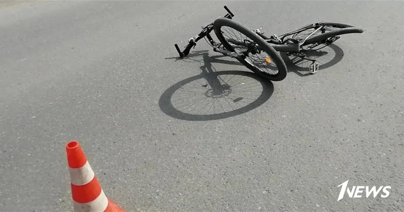 В Нефтчале нетрезвый водитель сбил Деда Мороза на велосипеде