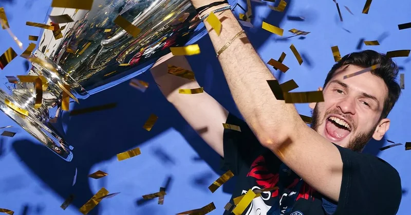 Xviça Kvaratsxeliya ən yaxşı futbolçu seçildi