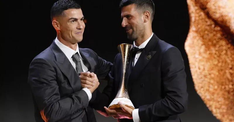 Роналду вручил Джоковичу премию Globe Soccer Awards как лучшему спортсмену года