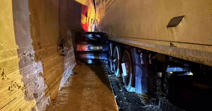 TIR tuneldə minik maşınını divara sıxıb əzdi FOTO