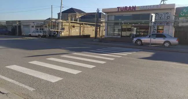 Hüquqşünas: Piyada səkiləri və keçidlərinin avtomobillər tərəfindən zəbt edilməsi inzibati xəta sayılır