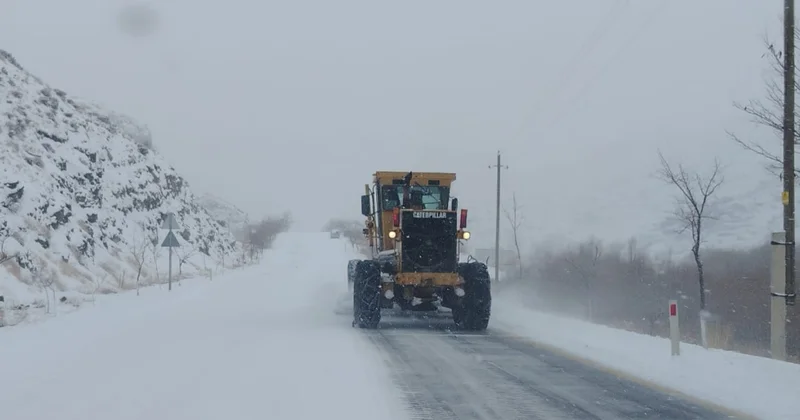 Naxçıvanda avtomobil yolları qardan təmizlənir