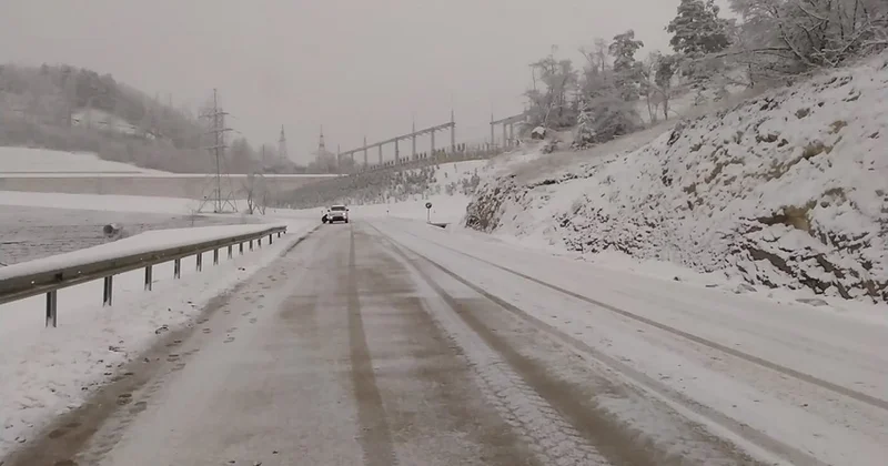 В Шуше спасатели эвакуировали автомобиль, застрявший из за гололеда