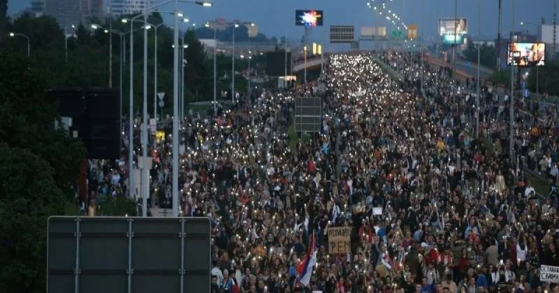 Serbiya prezidenti etirazçıların qarşısında geri çəkildi