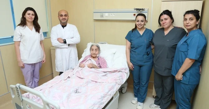 Yeni Klinikada 90 yaşlı pasiyent üzərində yüksək riskli əməliyyat uğurla icra edilib