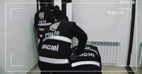 Avtobus sürücüsünün telefonunu oğurlayıb qaçdı Video