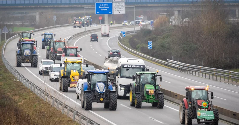 Фермеры на тракторах перекрыли улицы объектив