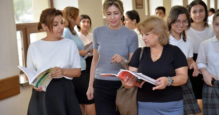 Сотни бакинских учителей получили награды за свой труд