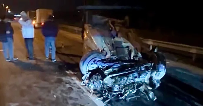 “Mercedes” dirəyə dəyib aşdı; ardınca iki avtomobil də qəzaya düşdü VİDEO