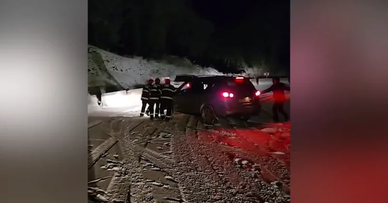 Спасатели МЧС пришли на помощь застрявшим на обледенелой дороге в Шуше Minval Politika