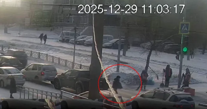 Taksi sürücüsü qayda pozan piyadanı vurub ağaca çırpdı VİDEO