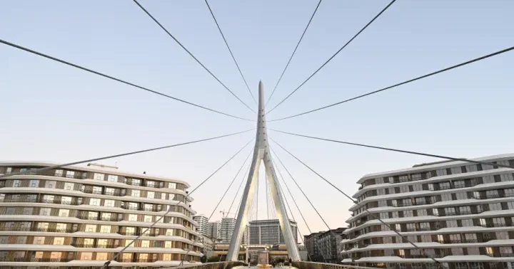 “Bakı Ağ Şəhər”də asma piyada körpüsü açıldı