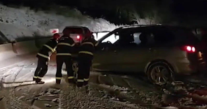 В Шуше автомобиль застрял на обледеневшей дороге ВИДЕО