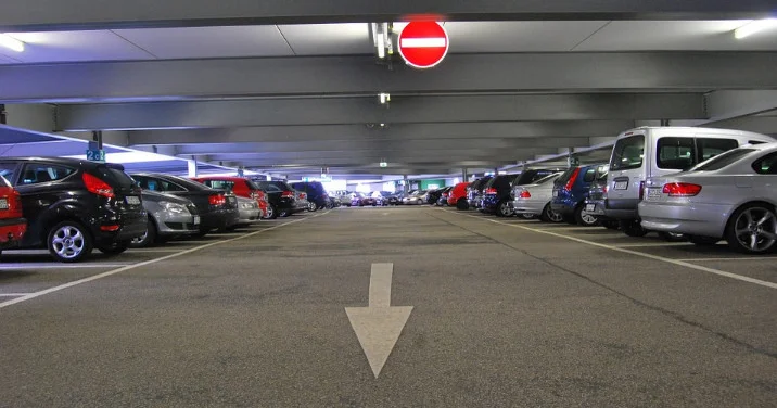 Yanğınsöndürən və təcili yardıma maneə... Avtomobillər üçün park yeri olmayan binaların tikintisinə icazə verilməməlidir