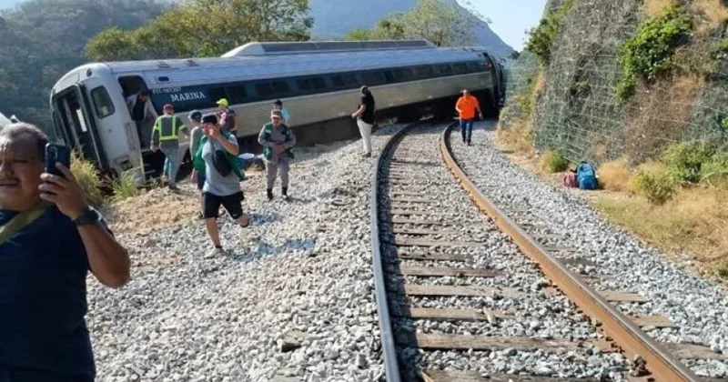 Meksikada qatar qəzası zamanı 13 nəfər həlak olub