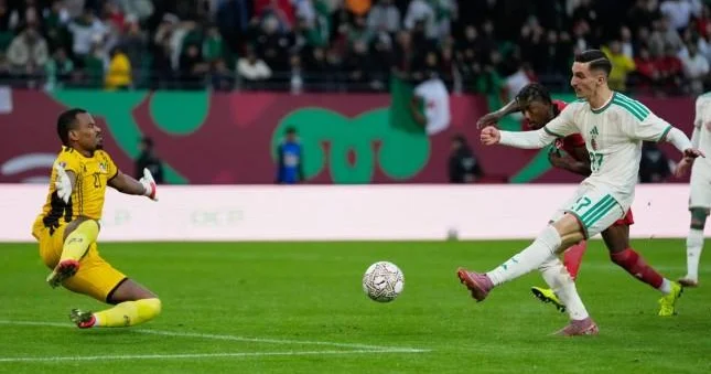 Afrika Millətlər Kubokunun oyununda futbolçu huşunu itirdi