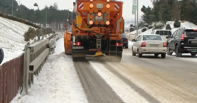Yollar qar və buzdan təmizlənir VİDEO